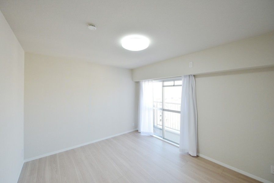 洋室1（約7.1帖）は西向きのバルコニーに面したお部屋です。凹凸のない広々としたお部屋なので、ベッドなどの家具の配置もしやすいです。ゆったりと休息をとれる主寝室におすすめです。