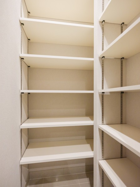 たっぷりと収納可能なシューズインクローゼットです。豊富な可動棚はブーツやスニーカー、アイテムに合わせた自由な高さ調整が可能です。