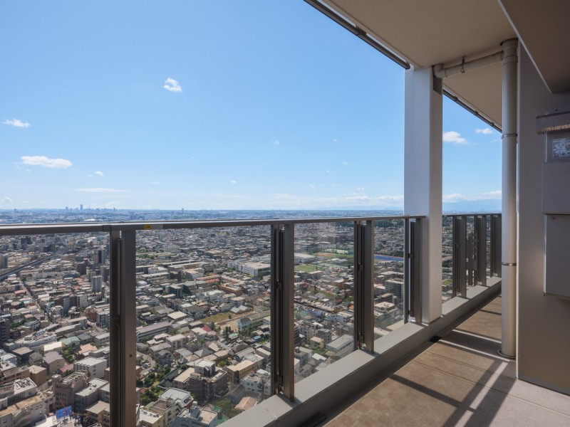 南向きの採光性のとれたバルコニーです。手すりは透明度の高いパネルタイプを採用しており、より明るく、暮らしの中で大切な光と風を演出してくれる居心地の良い空間です。