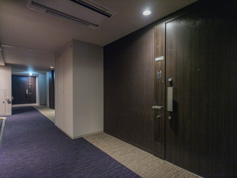 カーペット仕様のホテルライクな内廊下設計です。外部からの視線が気になりにくく、玄関内への雨の吹き込みもないので雨天時のお出かけにも安心ですね。