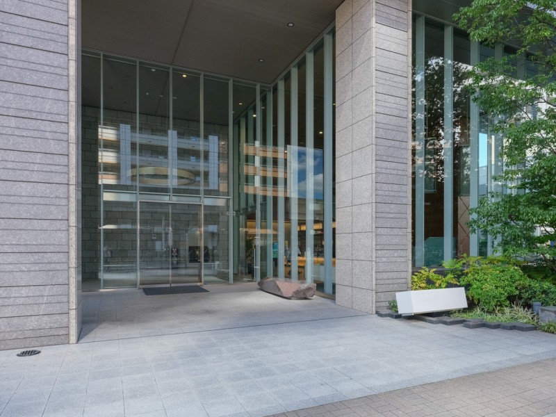 豊かな居住空間を予感させる、気品漂う外観のエントランスです。ライブラリーやラウンジ、フィットネススタジオ、ゲストルームなど、ハイグレードなタワーマンションならではの多彩な共用設備が充実しています。