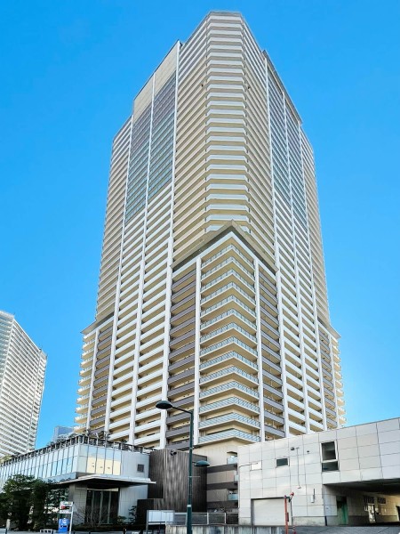 野村不動産旧分譲、総戸数450戸の地上45階建て大規模タワーマンションです。東急東横線『武蔵小杉』駅まで徒歩4分。周辺には多数の大型商業施設や病院などが揃い、駅近立地の利便性を享受する上質なプラウドタワーシリーズです。