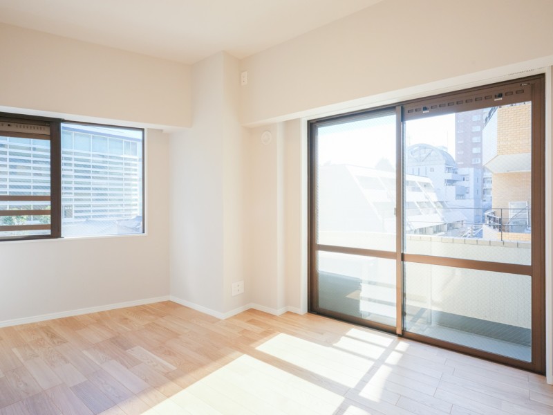 二面採光で明るい洋室2です。穏やかな自然光が入り、のびのびとお過ごしいただけるお部屋です。