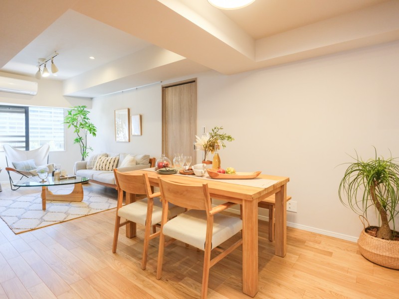 心がほっとするような明るい自然光が差し込み、自分の世界に没頭する時間も、ご家族の団らんも大切にできる空間です。