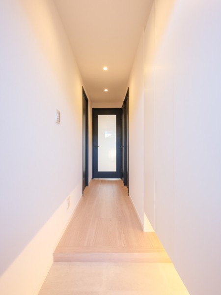 フットライトの光が格調高い雰囲気を醸し出す玄関。高さのあるシューズボックスがあります。 ⑬