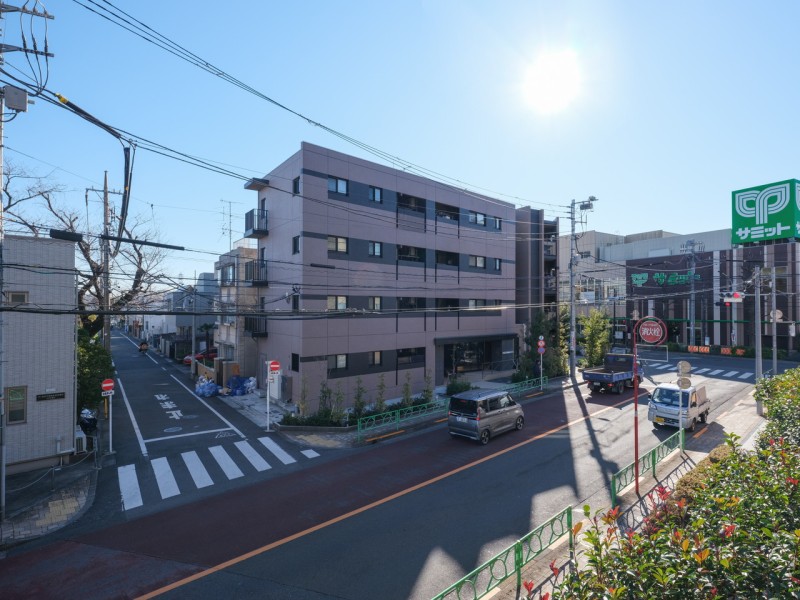 バルコニーからの眺望です。伸びやかに広がる空を望む、開放感溢れる空間。すぐそばに大型スーパーも見え、日々のお買い物にも便利な立地であることが伺えます