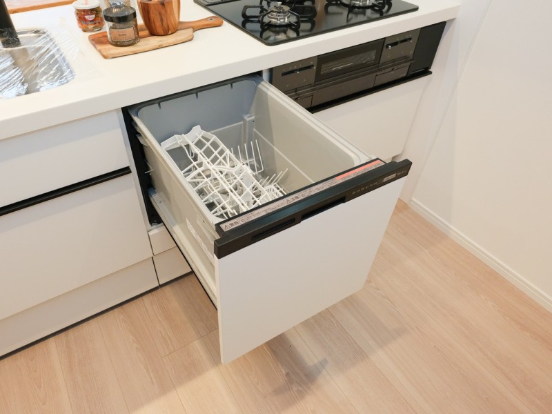 ◆食器洗浄乾燥機◆家事の時間を短縮できる優れもの。さらに節水・節約を同時に行うことができるので、大変人気があり重宝します。