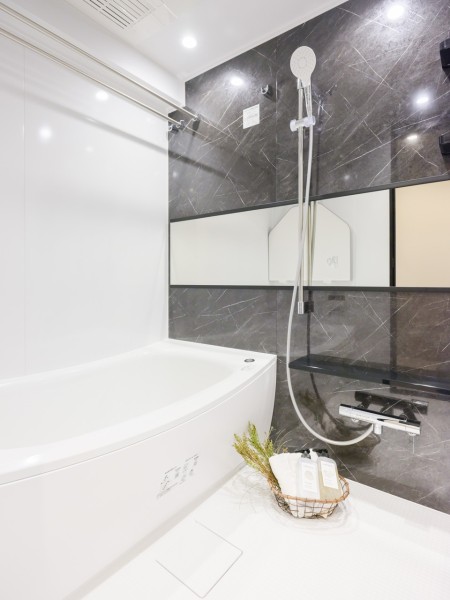 毎日のバスタイムを贅沢に、豊かにしてくれるバスルームです。ワイドミラーによってより広く感じられるくつろぎの空間です。