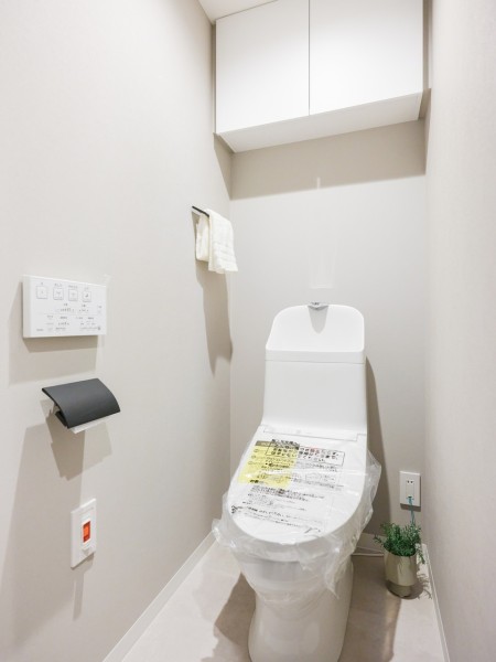 上品さが宿るホワイト基調のレストルームです。優れた節水効果や汚れが付きにくい便座など、ほしかった機能が揃ったウォシュレット一体型トイレです。