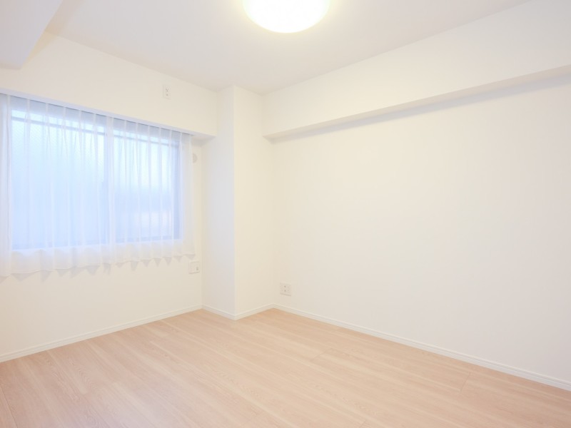 約5.8帖の洋室1はクローゼット付きのプライベートルームです。伸びやかな時間をお過ごしいただけます。