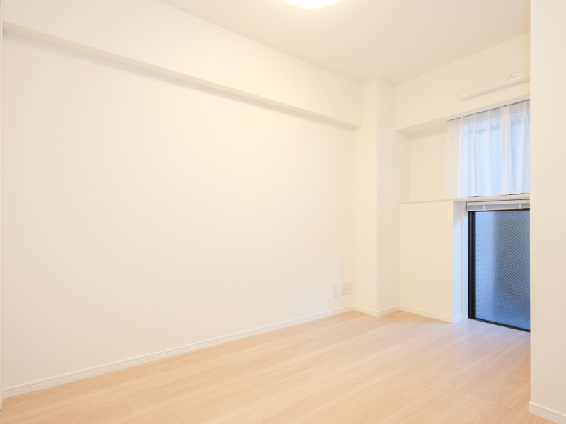 窓際にカウンターがある洋室2。住まう方の趣味や感性で飾っていただけるように、シンプルな内装で仕上げました。