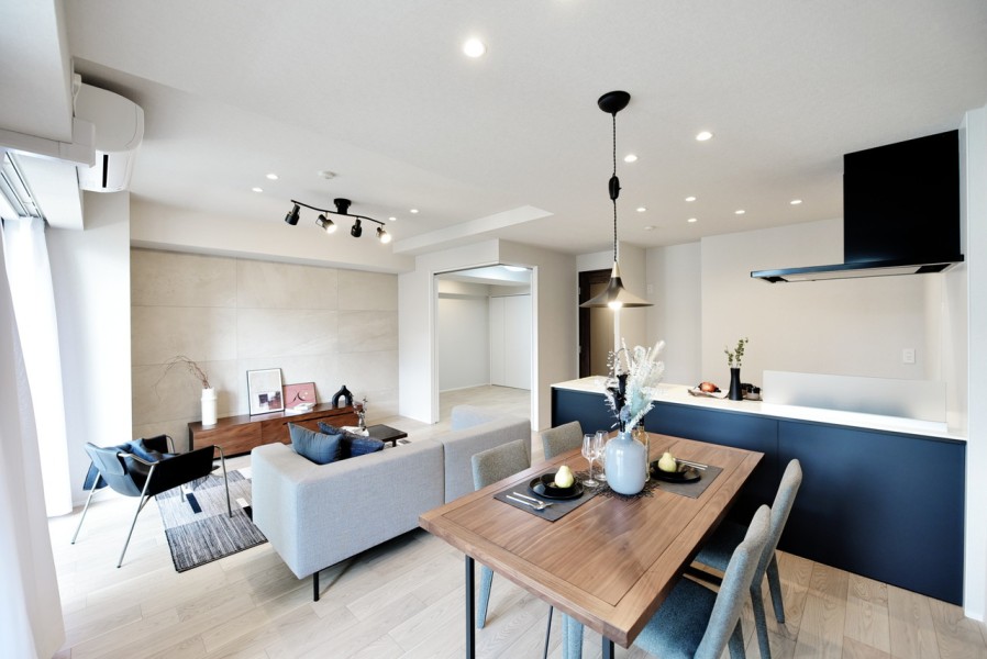 ゆったりとした約18.3帖のLDKです。神戸の異国情緒あふれるおしゃれな街にふさわしい、スタイリッシュな内装に仕上げました。壁には脈模様、色の濃淡が美しい印象的なタイルを貼りました。