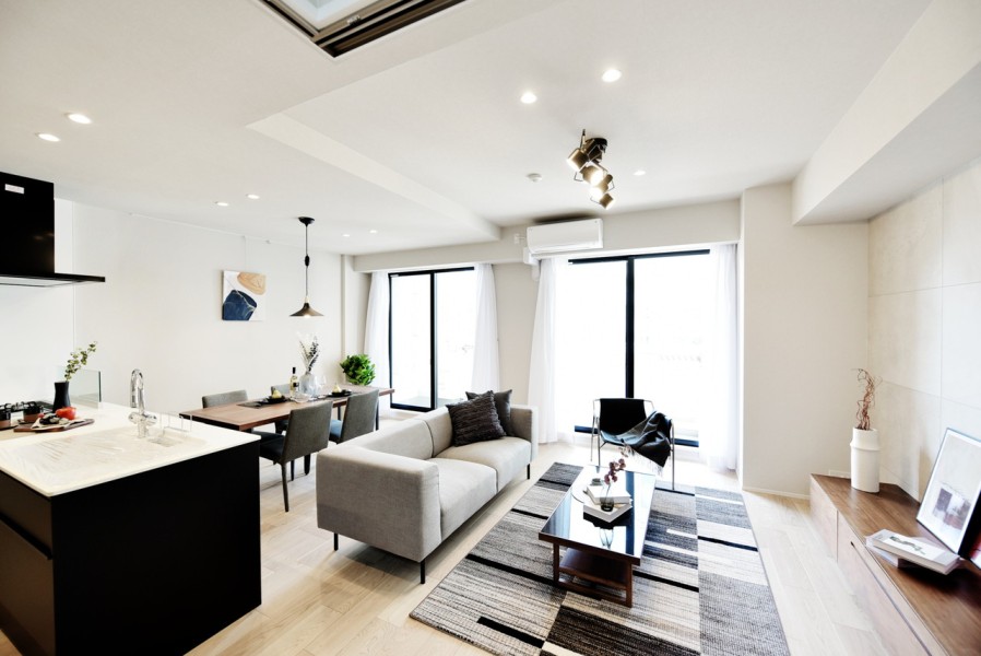 大きな窓から優しい光が入るLＤＫです。ピクチャーレールを設置し、アートやグリーンでお好みの空間を演出して頂けます。家具を配置してもゆったりと寛ぐことができるだんらんのスペースです。