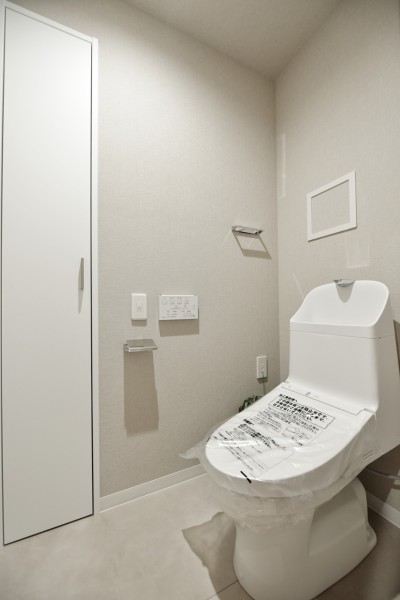 TOTO製ウォシュレット一体型トイレ新規交換済みです。毎日のお手入れが楽に行える、汚れがつきにくい仕様・お手入れ楽々な機能が搭載されれています。