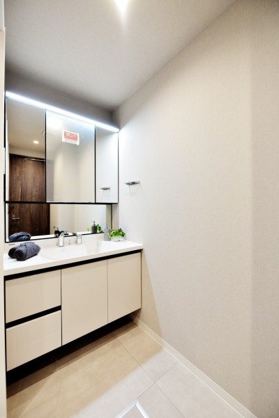 大きな三面鏡で身だしなみも整えやすい洗面台です。三面鏡裏やキャビネットなど収納が充実していますので、細かな物が増えがちな洗面廻りも綺麗に整頓できます。