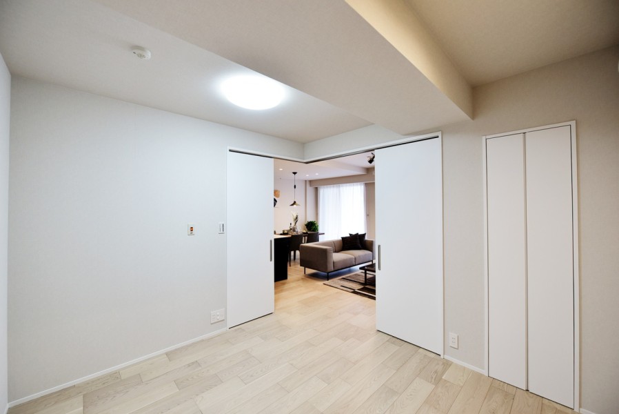 洋室2（約6.0帖）はリビングに隣接したお部屋で、扉を開放すると拡張リビングとしてもお使い頂けるフレキシブルなお部屋です。収納も大容量でお部屋の中がすっきりと片付きます。