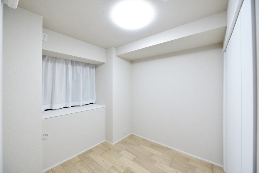 サービスルーム（約4.6帖）旅行用品やアウトドア用品、季節ものの家電の収納など、ライフタイルや家族構成に合わせて使用できる魅力的なスペースです。4.6帖の広さがあるのであらゆる用途に使用できます。