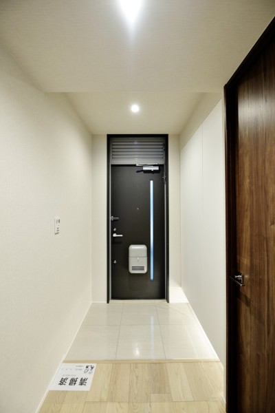 フットライトが優しく足元を照らす玄関スペースです。人感センサーライトも設置しましたので、遅い時間のご帰宅や手が塞がっている時も自動点灯なので安心です。