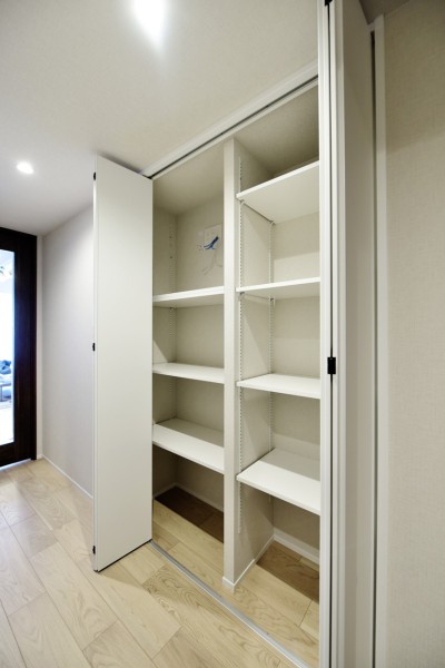 廊下にも大容量の収納を設置致しました。家族共用のものやお出かけの時にサッと取り出したいものなどの収納にも便利です。買い置きの物などもたっぷりと収納出来ます。