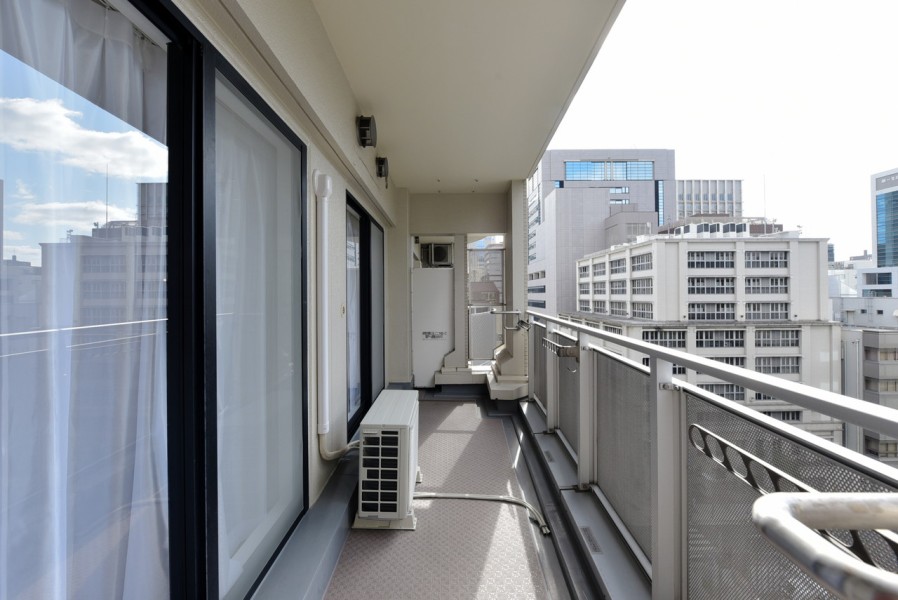 バルコニーもしっかりとした広さがありますので、お洗濯ものも気持ちよく干すことができます。旧居留地エリアで、異国情緒漂う雰囲気を感じながら生活ができます。