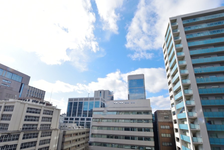 近くには東遊園地、神戸市役所などがあるまさに神戸らしい街並みや空気を堪能できる立地です。印象的な外観の当マンションは、街の雰囲気に溶け込みながらも存在感があります。