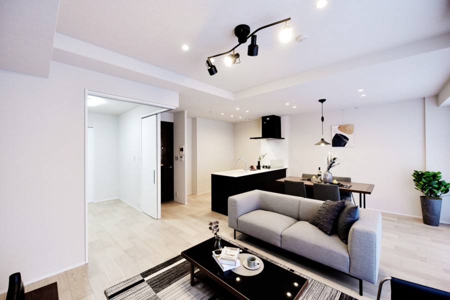 家具を置いても余裕のある約18.3帖のＬＤＫは、折り上げ天井でさらに広さを感じます。バルコニーからは優しい光と風が入り、快適なくつろぎの空間となりました。洋室の扉を開放すると更にゆとりのある空間になります。