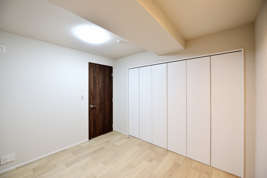 洋室1（約6.7帖）はLDKから離れて静かに体を休めることができる主寝室におすすめです。シンプルな内装に仕上げましたので、お好みのインテリアで空間を演出して頂けます。