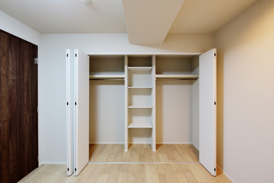 洋室1、洋室2にはハンガーパイプに枕棚、棚を設置した機能的なクローゼットを造りました。お気に入りのお洋服や小物類がたっぷりと収納できますので、お部屋はすっきりと片付きます。