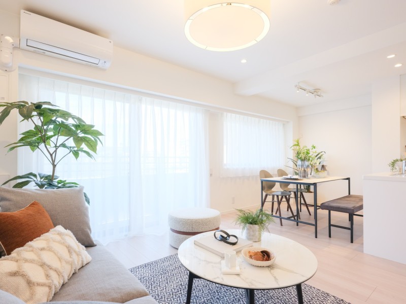 大きな開口部からたっぶりの陽光が注がれ、安らぎと開放感を享受したお部屋です。家族団欒のひとときをより快適な空間へと演出する居住空間です。