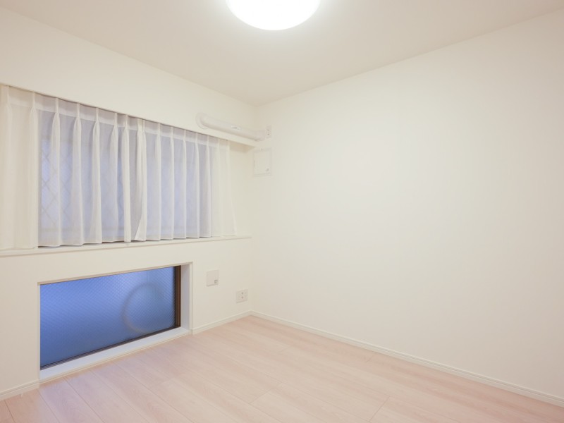 凹凸が少なく、ベッドなどの大きな家具の配置しやすい洋室2です。住まう方の趣味や感性で飾っていただけるように、シンプルで柔軟性のある内装に仕上げました。