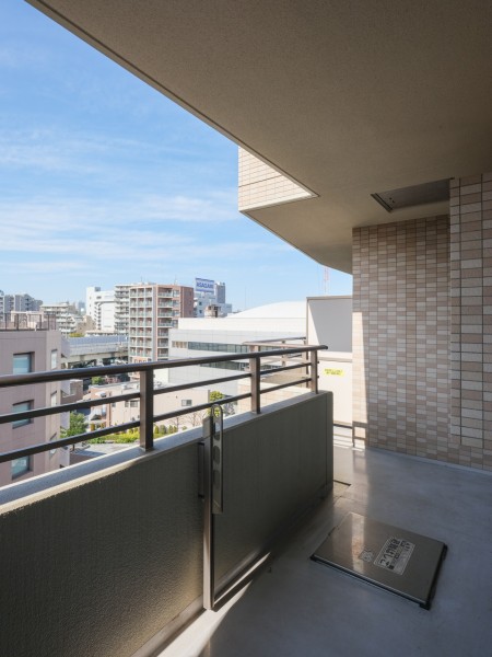 お部屋に光と風を届けゆるやかに紡ぐバルコニーです。都会の喧騒から離れ、日常をアップデートできる居場所です。