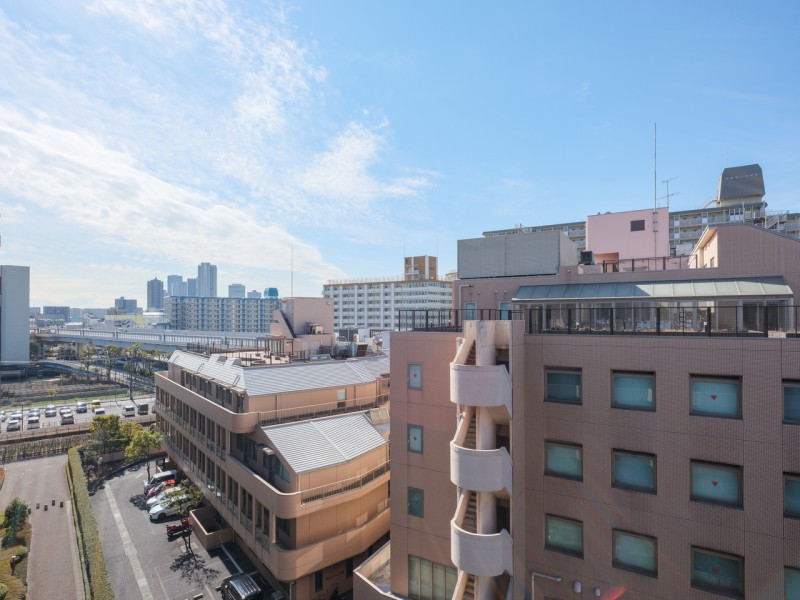 西向きの眺望は、だんだんと変わっていく空の色を愉しみリフレッシュするのも良いですね。晴れた日には青々とした開けた空を見渡せる開放的な眺望です。