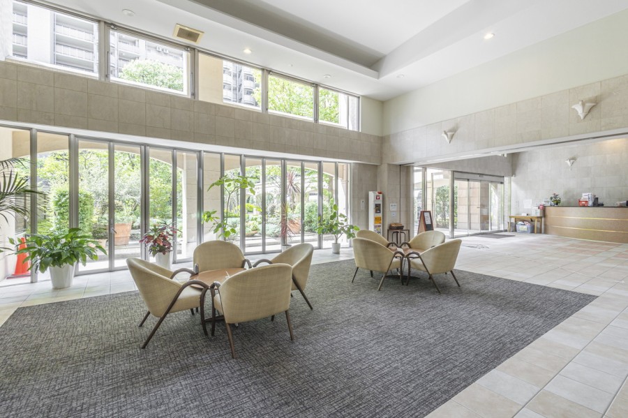 エントランスはまるでリゾートホテルにいるかのようなラグジュアリー空間です。心地よい自然光が降り注ぎ、入居者様を快適な居住空間へと誘います。