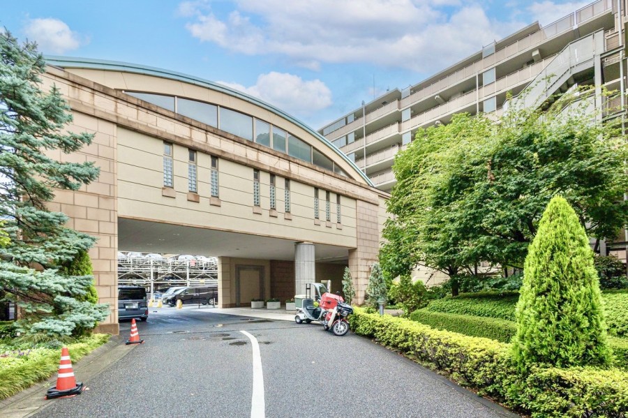 エントランスへと続く明るくゆとりあるアプローチです。時代の移ろいを重ね大切に住み継がれてきたマンションです。