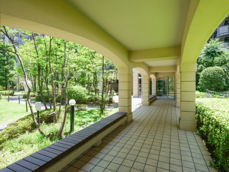 緑を取り囲むたくさんの支柱とアーチ型の開口部が連なる回廊は、ヨーロッパ調の建築が再現されており、パブリック空間に清楚な美しさと品格が与えられています。