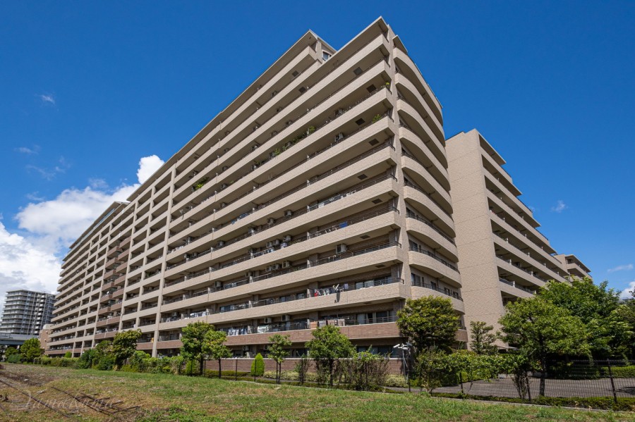 総戸数490戸のビッグコミュニティー。24時間有人管理のマンションです。充実の共用施設が日々の暮らしに快適さをもたらし、心地よく、豊かな人生を育める住まいです。