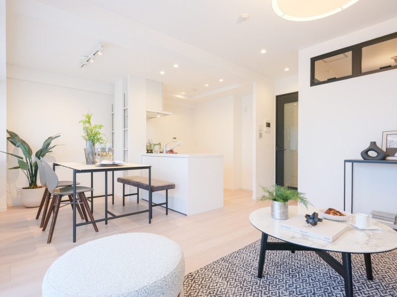 柔らかで心地よい素材感を活かした内装に仕上げました。明るく穏やかな空気に纏われたリビングダイニングで、明日への活力を養うことができます。