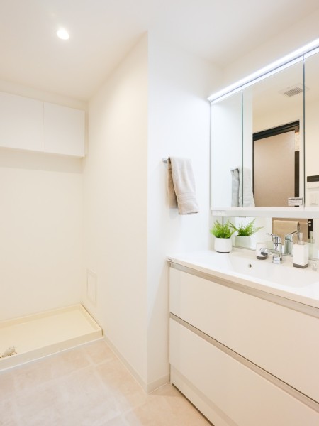 カウンターとボウルが一体となっているのでお手入れ簡単な洗面化粧台です。身だしなみチェックや鏡裏の収納が便利な三面鏡になっています。