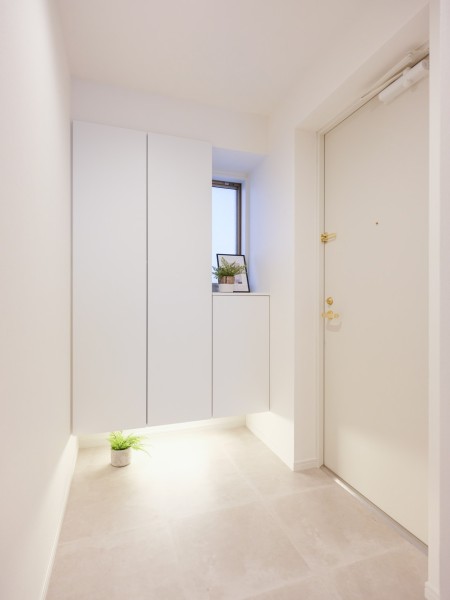 小窓があり心地よさを醸し出す玄関です。フットライトの光が気品と格調高さを演出します。