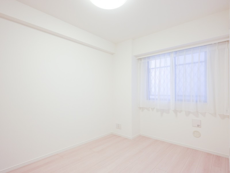 洋室1はリビングから一番遠く、プライベート性が高いお部屋です。過ぎゆく時間をのんびりと感じることができる空間です。