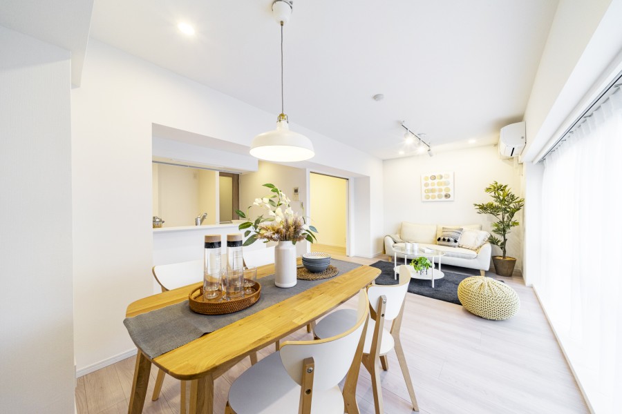 明るく清潔感のあるLDKです。どんな家具とも馴染みが良く、飽きのこない内装に仕上げました。家族も快適にくつろぐことができそうです。