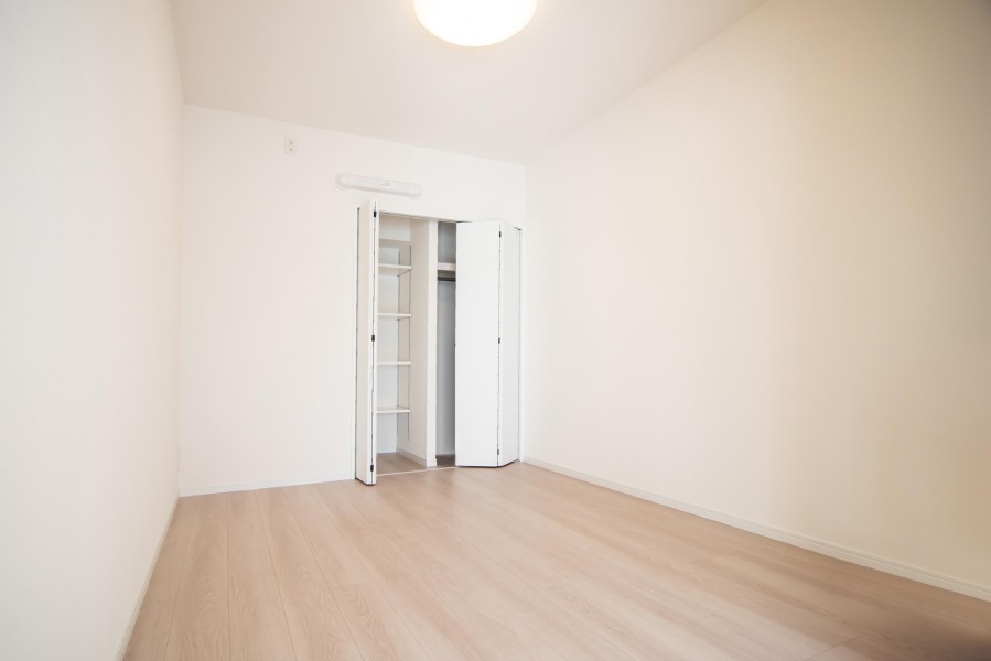 リビングダイニングに隣接した洋室2です。コンパクトなお部屋なので、テレワークスペースにもぴったりです。