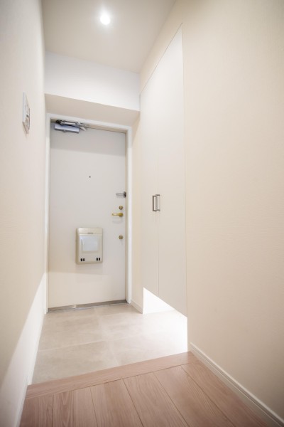 玄関の照明は人感センサーなので、スイッチを探す必要がありません。明るい空間が出迎えてくれます。