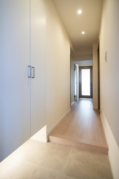 玄関からリビングダイニングキッチンへ続く廊下です。フットライト付のシューズボックスも備え付けています。