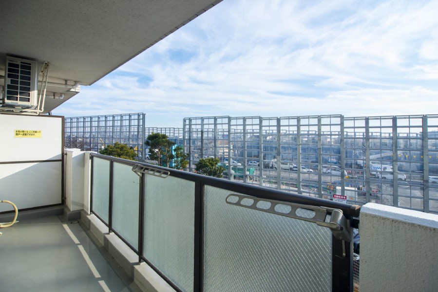 リビングダイニングキッチンに隣接したバルコニーです。物干し金物付きなので、簡単に洗濯物が干せますね♪