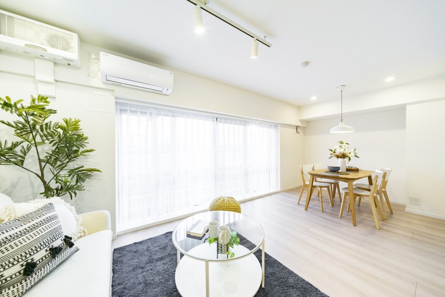 窓からたっぷりと自然光が入りますので、明るいリビングでゆったりとくつろぎの時間をお過ごしいただけます。