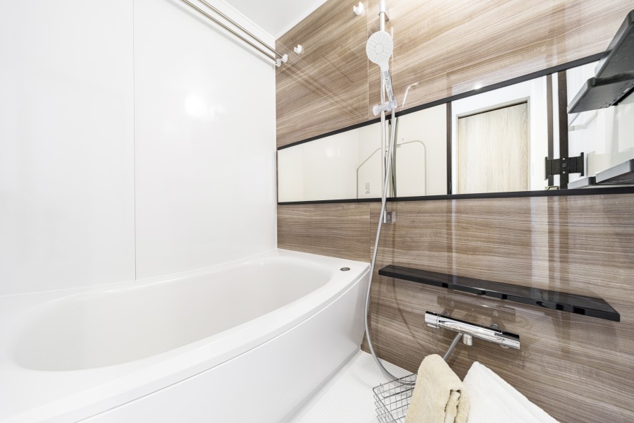 美しいカーブと全身を包み込むような入浴感が特長の浴槽は、くつろぎの空間が演出されるバスルームです。