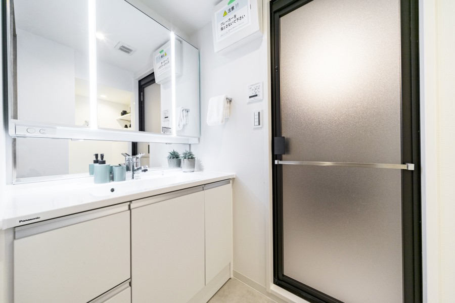 白を基調とした清潔感溢れるデザインの洗面化粧台です。豊かな洗面空間での暮らしを、毎日お楽しみいただけます。