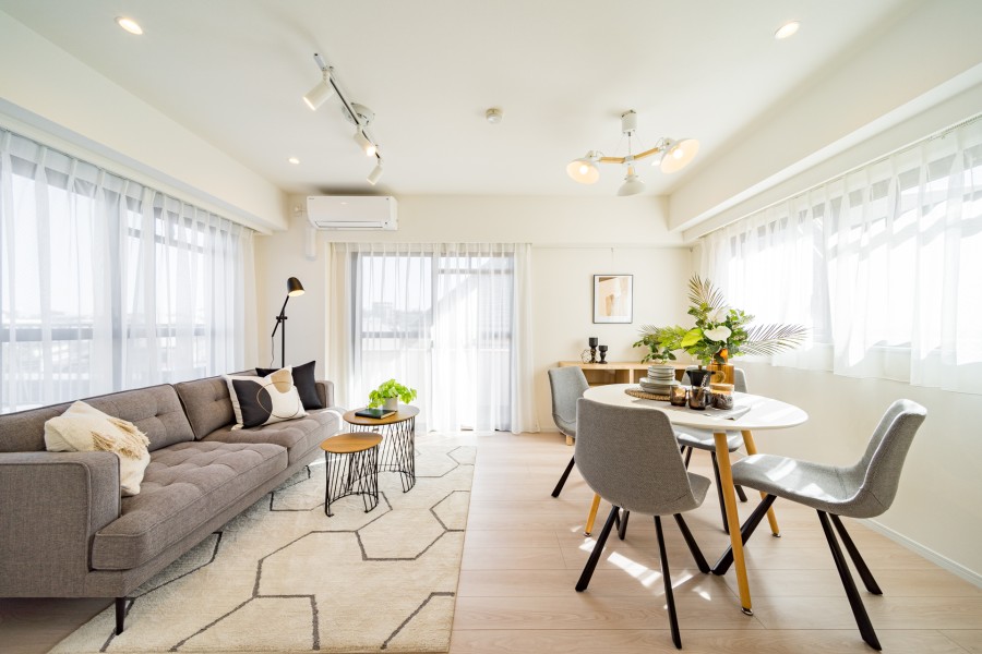 南東角部屋の明るい三面採光のリビングダイニングです。窓から明るい自然光が降り注ぎ、彩り豊かな暮らしを演出します。