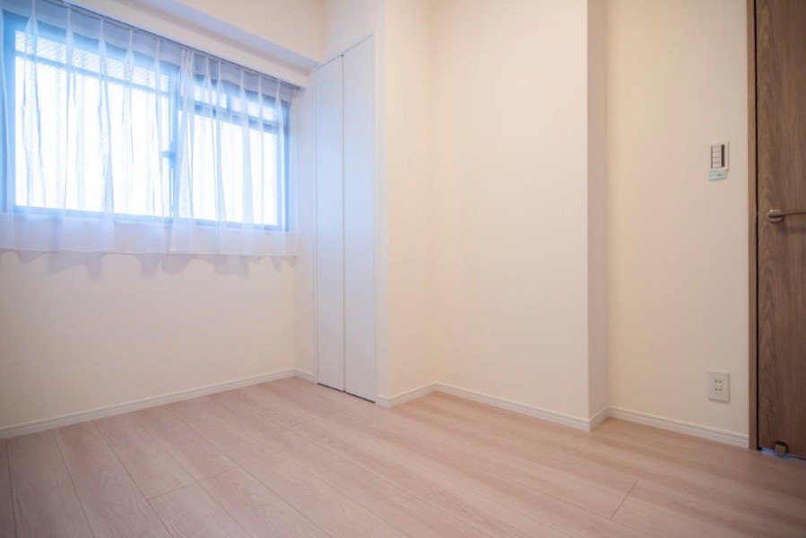 洋室3にも穏やかな自然光が注がれます。心地よい素材感を活かし、ぬくもりが感じられるナチュラルテイストな住空間です。